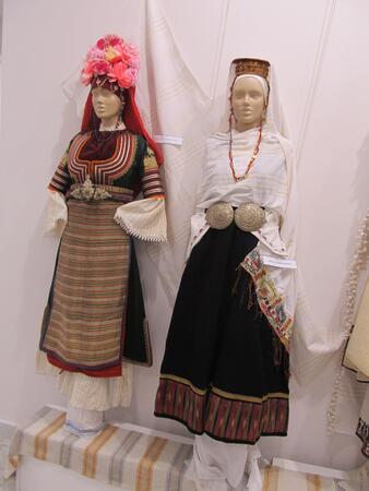 Бъдещ правист събира носии от цяла България