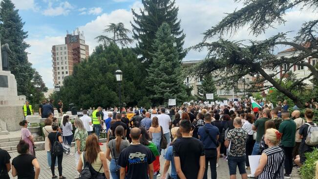 Ресторантьори и хотелиери от Великотърновско протестираха срещу новите здравни мерки
