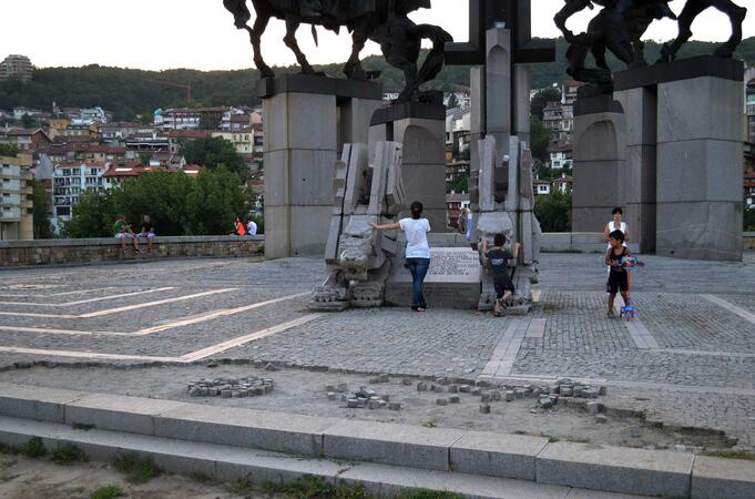 Вандали рушат край паметника „Асеневци“