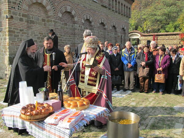 Със Света литургия и курбан бе почетен Димитровден
