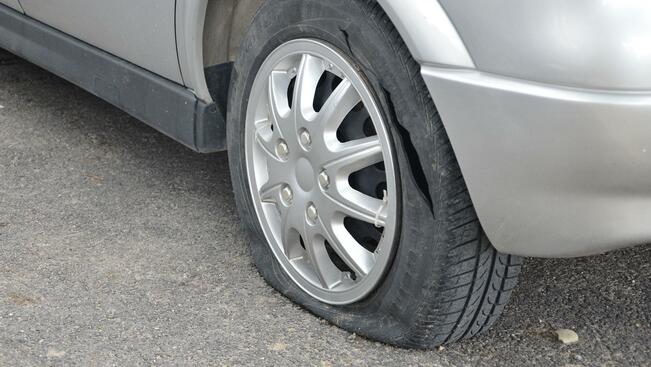 Мъж нарязал гумите на два автомобила