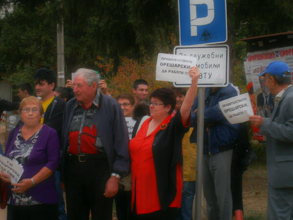 Два протеста посрещнаха премиера Пламен Орешарски в Търново
