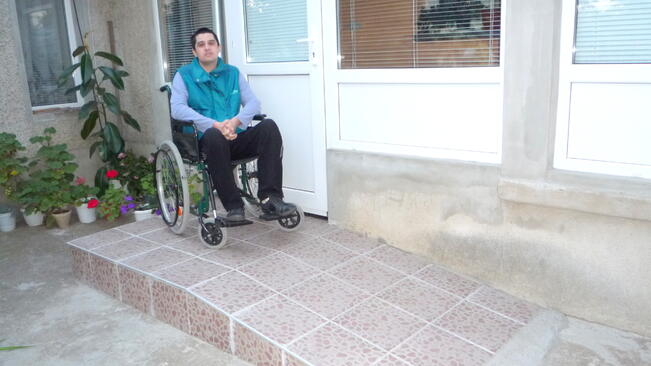 Младежи на ГЕРБ направиха рампа за инвалид