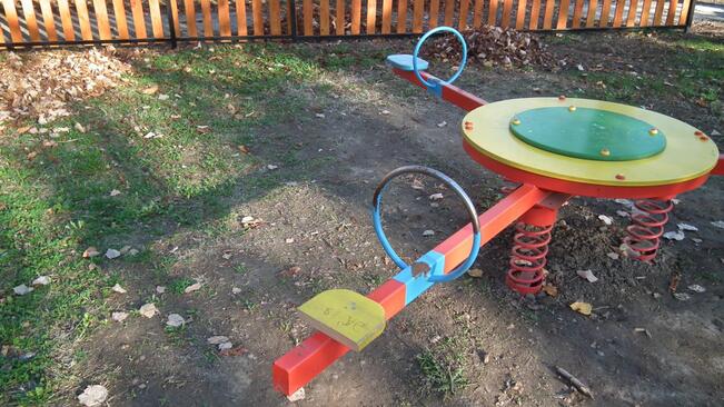 Вандали потрошиха детска площадка