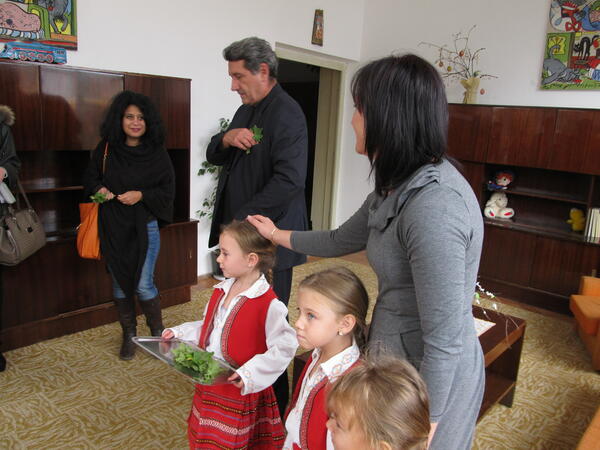 С хляб и сол посрещнаха гости деца от Павликени