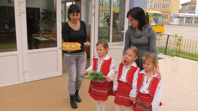 С хляб и сол посрещнаха гости деца от Павликени