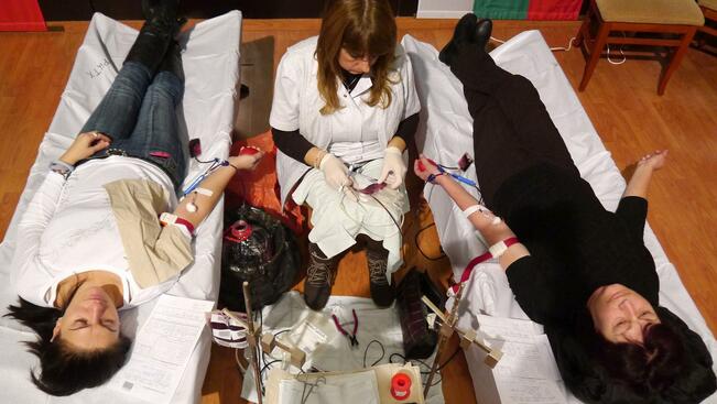 Студенти в РУ дариха кръв 