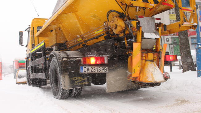 20 машини разчистваха снега в Търново