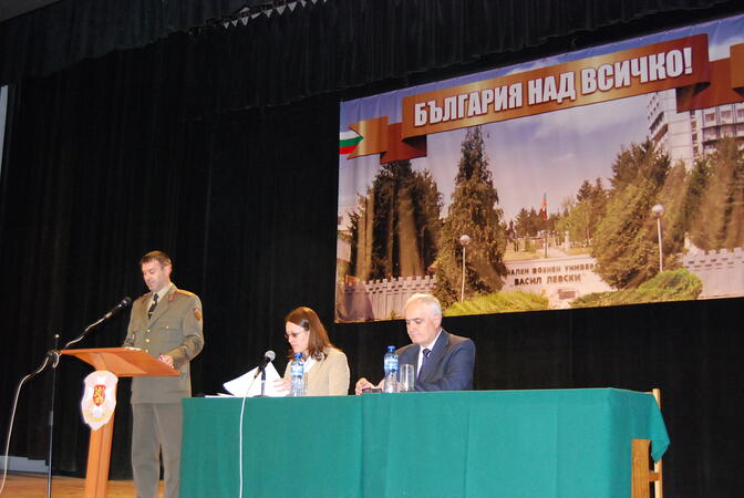 Евродепутат дискутира отбраната със студенти в НВУ