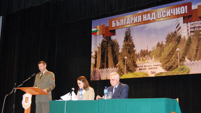 Евродепутат дискутира отбраната със студенти в НВУ
