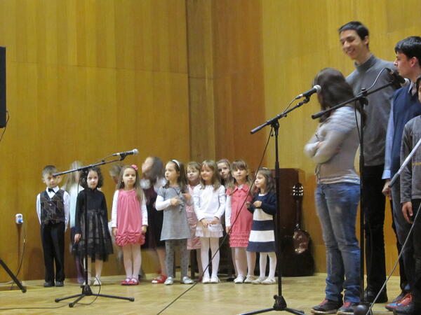 Деца с концерт за Деня на християнското семейство