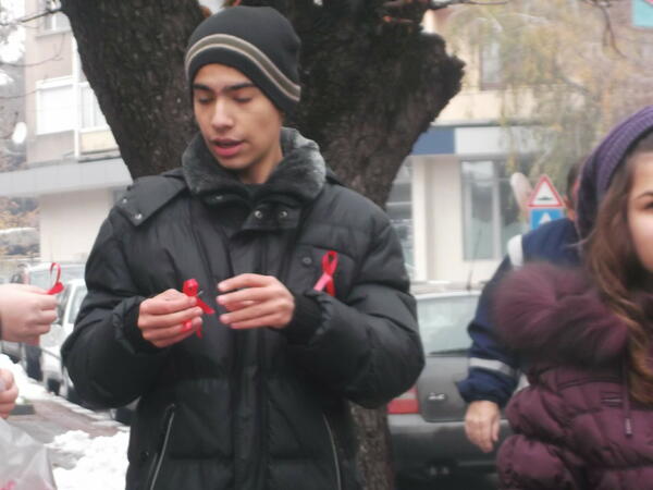 Горнооряховски ученици раздаваха червени сигли