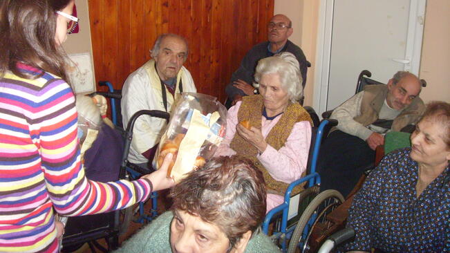 БМЧК поздравиха хората с увреждания в Дома в Сливек