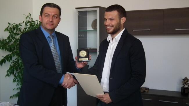 Шампионът по бойно самбо Марко Косев награден от кмета