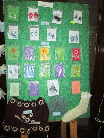 „Плетена“ коледна изложба кани в библиотеката