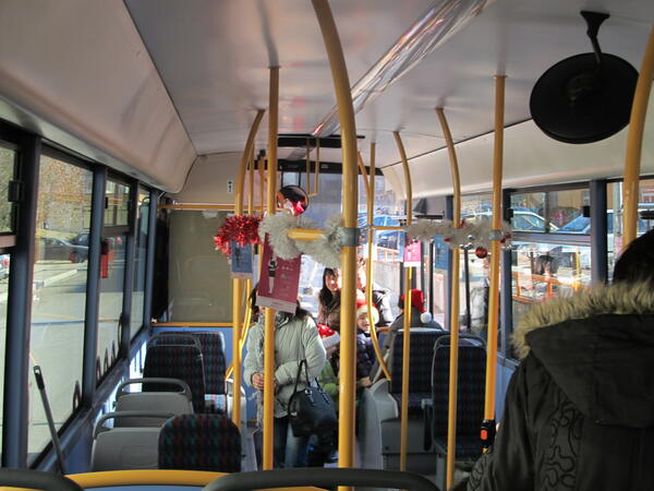 Дядо Коледа повози деца на автобус