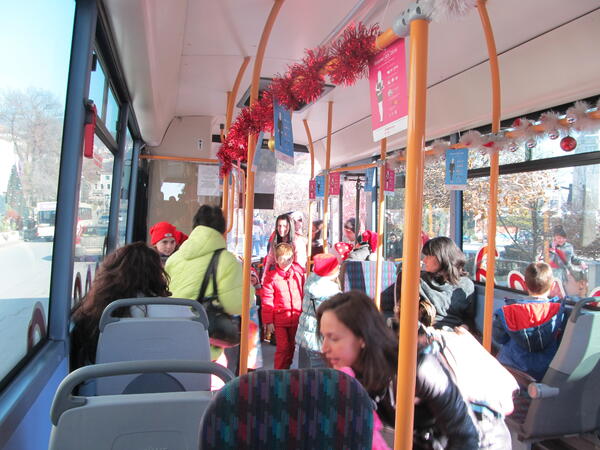 Дядо Коледа повози деца на автобус