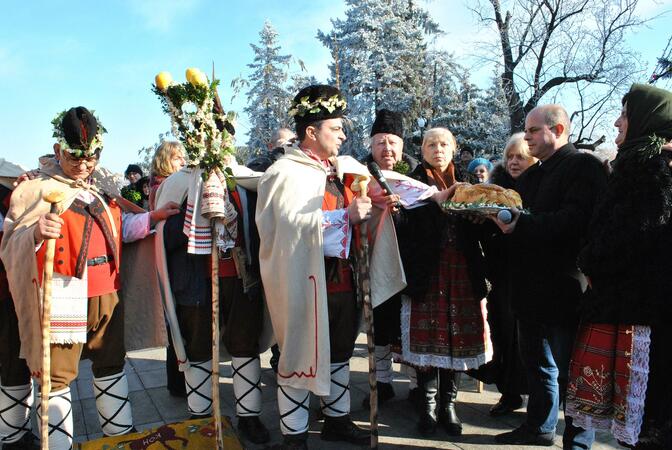 3 коледарски групи наричаха за берекет в Русе