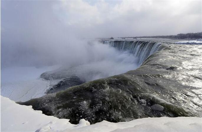 Ниагарският водопад се вледени