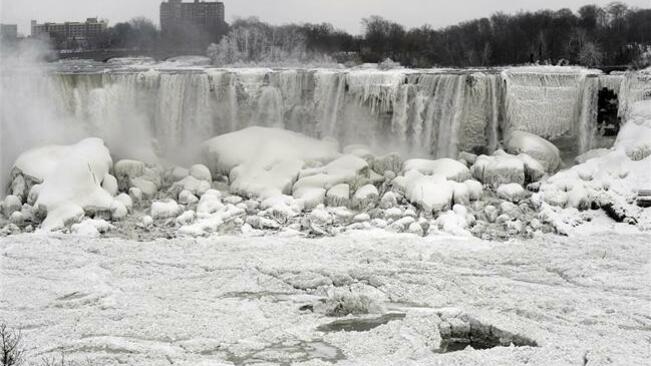 Ниагарският водопад се вледени