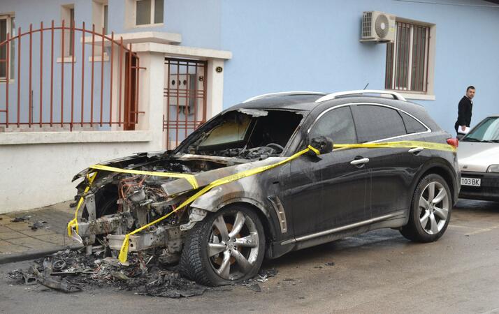 Суперлуксозен джип за 70 000 изгоря във Велико Търново