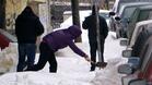 Почистват спирки и тротоари от снега в Търново