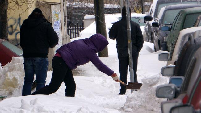 Почистват спирки и тротоари от снега в Търново