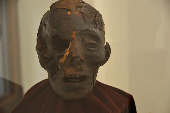 Виж единствената египетска мумия във Велико Търново