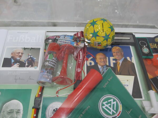Уникални футболни сувенири събрани в колекционерска изложба
