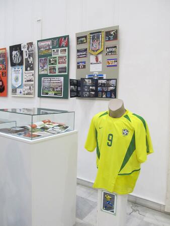 Уникални футболни сувенири събрани в колекционерска изложба