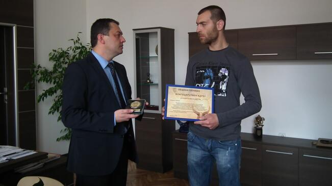 Наградиха участниците при спасяването на пострадалите от взрива на 8 март