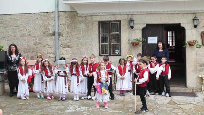 Деца пресъздадоха пролетни празници в Елена