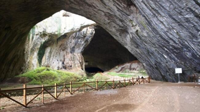 Правят паркинг и места за отдих до Деветашката пещера