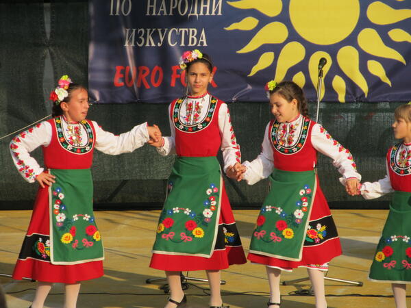 Пъстър, пищен и весел "Балкан фолк"