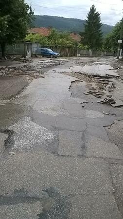 Дъждът изрови асфалта в Царева ливада