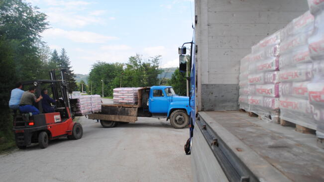 Дариха строителни материали за наводнените домове в Килифарево и Дебелец
