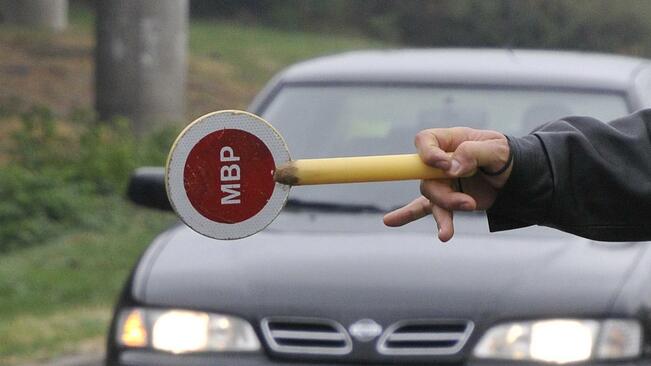 Полицаите излизат на пътя