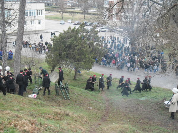 Ученици се включиха в боевете край Плевен!