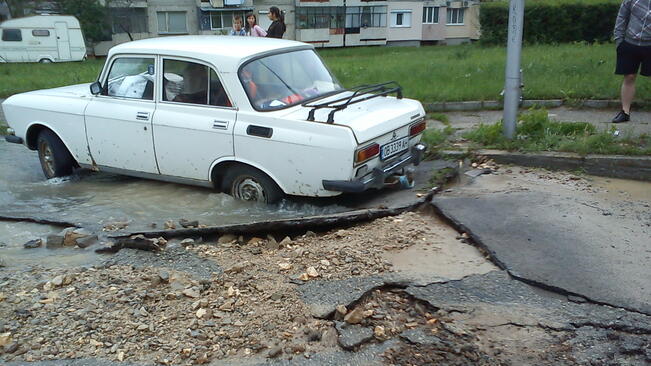 Автомобил пропадна заради спукан водопровод 