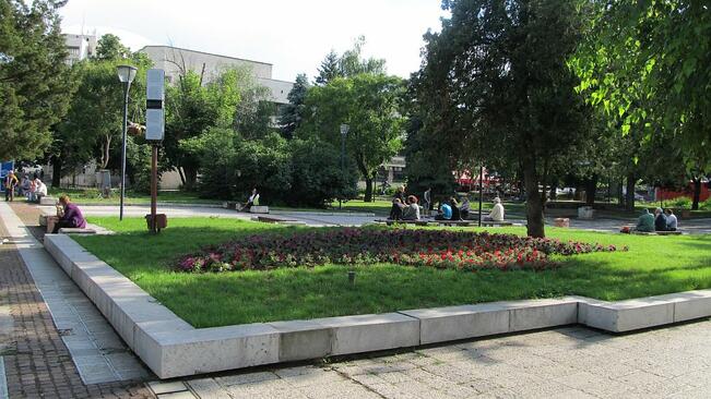 Строителите в Ловеч ремонтират пешеходната зона