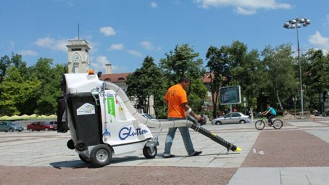 4 вакуумни машини чистят габровските тротоари
