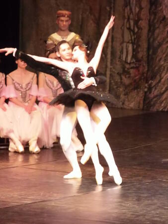 "Лебедово езеро" на Имперския руски балет развълнува великотърновци