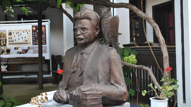 Дариха паметник на Елиас Канети на Русенската община