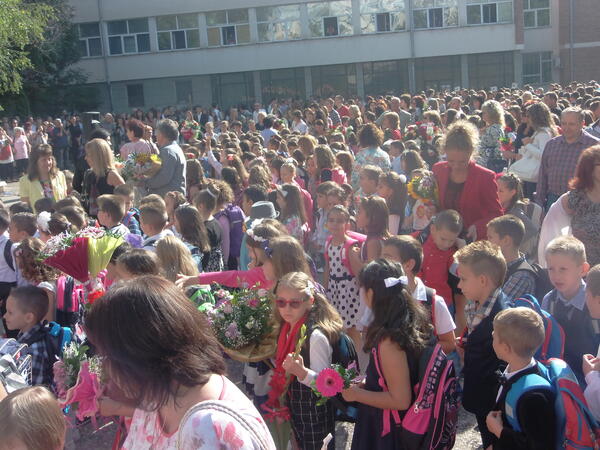 Над 1300 ученици посрещна днес СОУ "Ем.Станев"