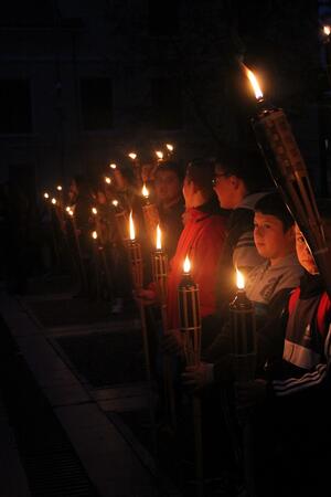Еленчани почетоха будителите с факелно шествие