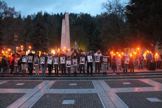 Еленчани почетоха будителите с факелно шествие