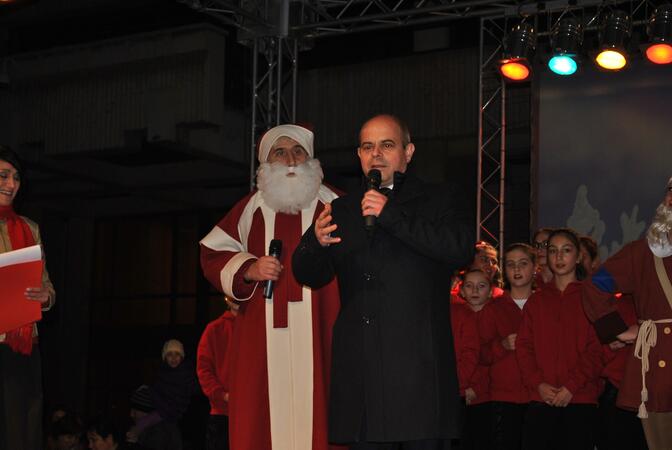 Дядо Коледа и кметът запалиха светлините на коледната елха + СНИМКИ