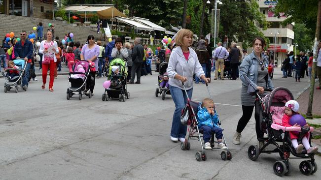 Протест на родители в страната