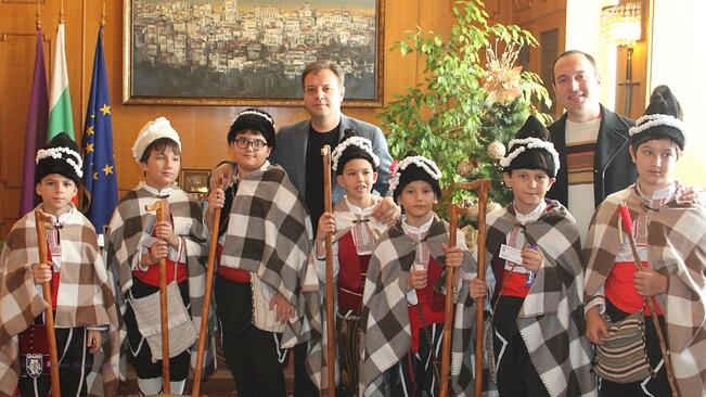 Коледарчета от ОУ"П.Р.Славейков" поздравиха кмета и областния управител