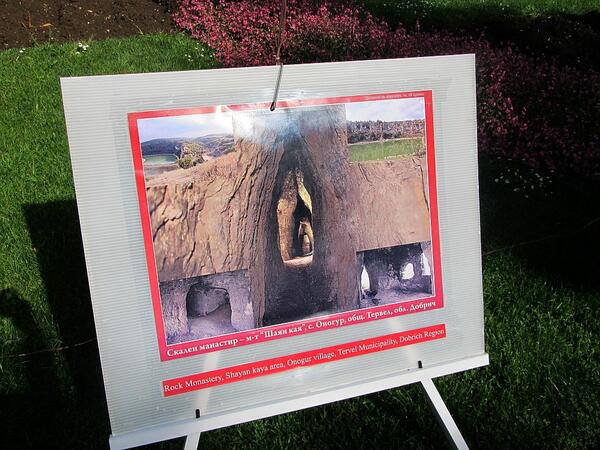 Снимки на манастири в парк "Марно поле"